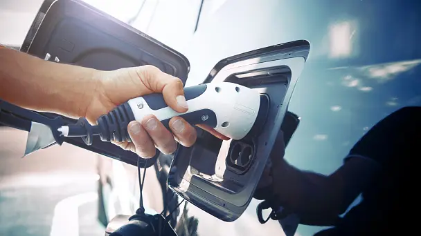 carga de coche electrico con productos tesa